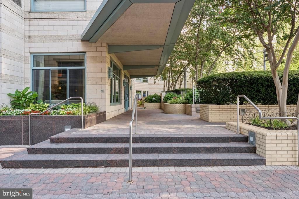 851 N Glebe Road, Unit 1914, Arlington, VA 22203 Main Photo