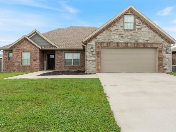 201 Pin Oak Street, Gentry, AR 72734