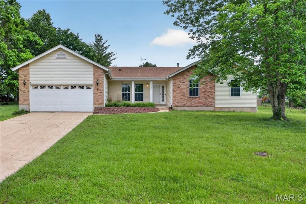1942 Kesha Court , Pacific, MO 63069 Main Photo
