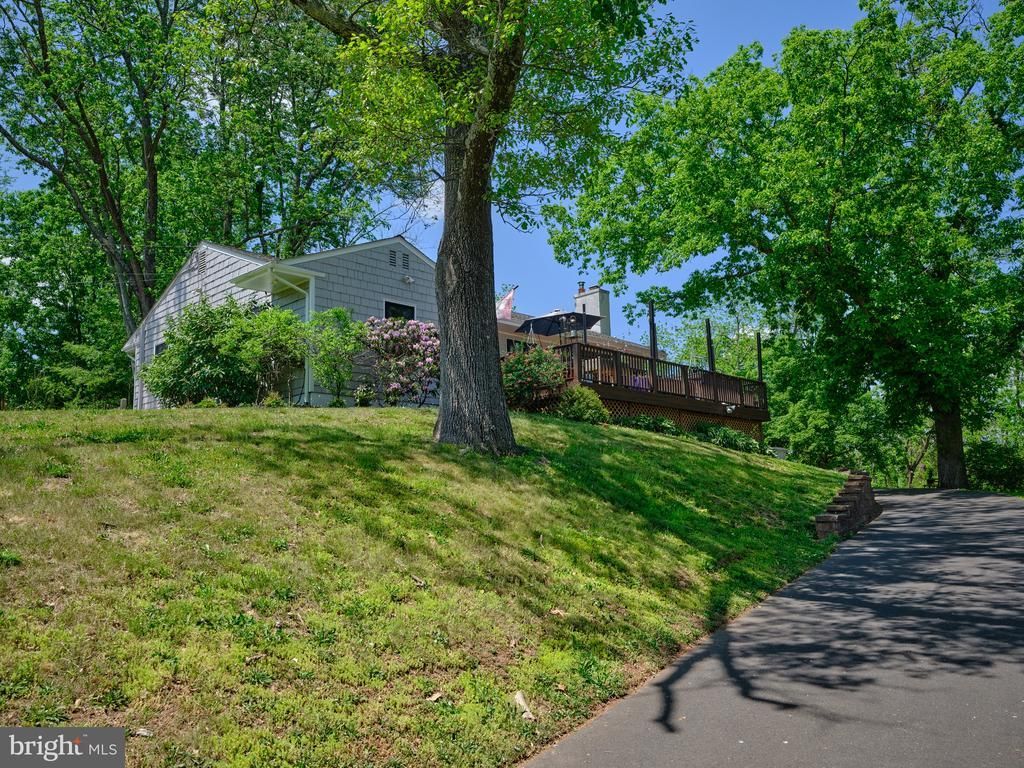24 WALTON DRIVE , NEW HOPE, PA 18938