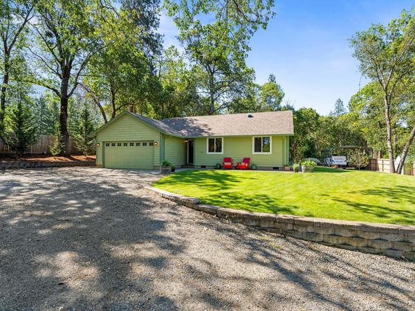 335 Summit Loop Loop, Grants Pass, OR 97527