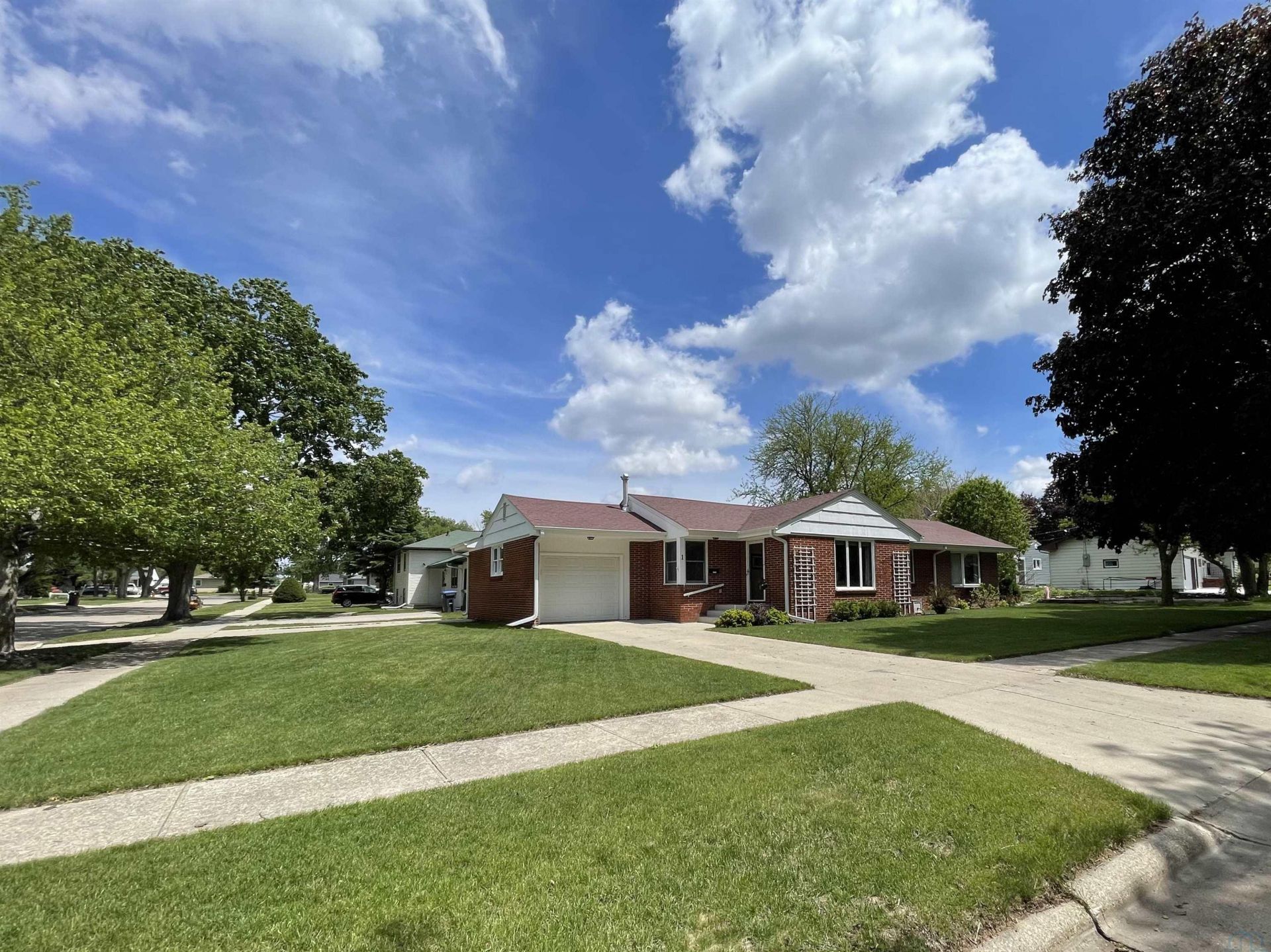 1 S Windsor Circle, Storm Lake, IA 50588 Main Photo