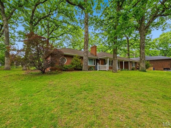 7441 Raleigh Drive , Grantwood Village, MO 63123