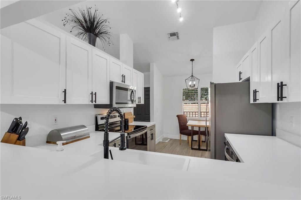 241 Robin Hood Cir, Unit 202, Naples, FL 34104 Photo