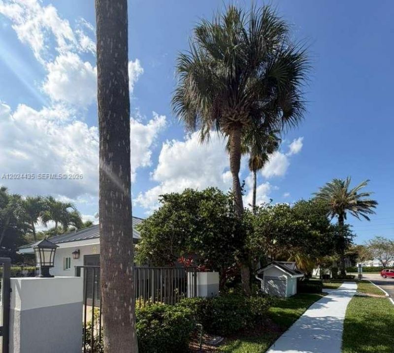 7610 Westwood Dr, Unit 122, Tamarac, FL 33321 Photo