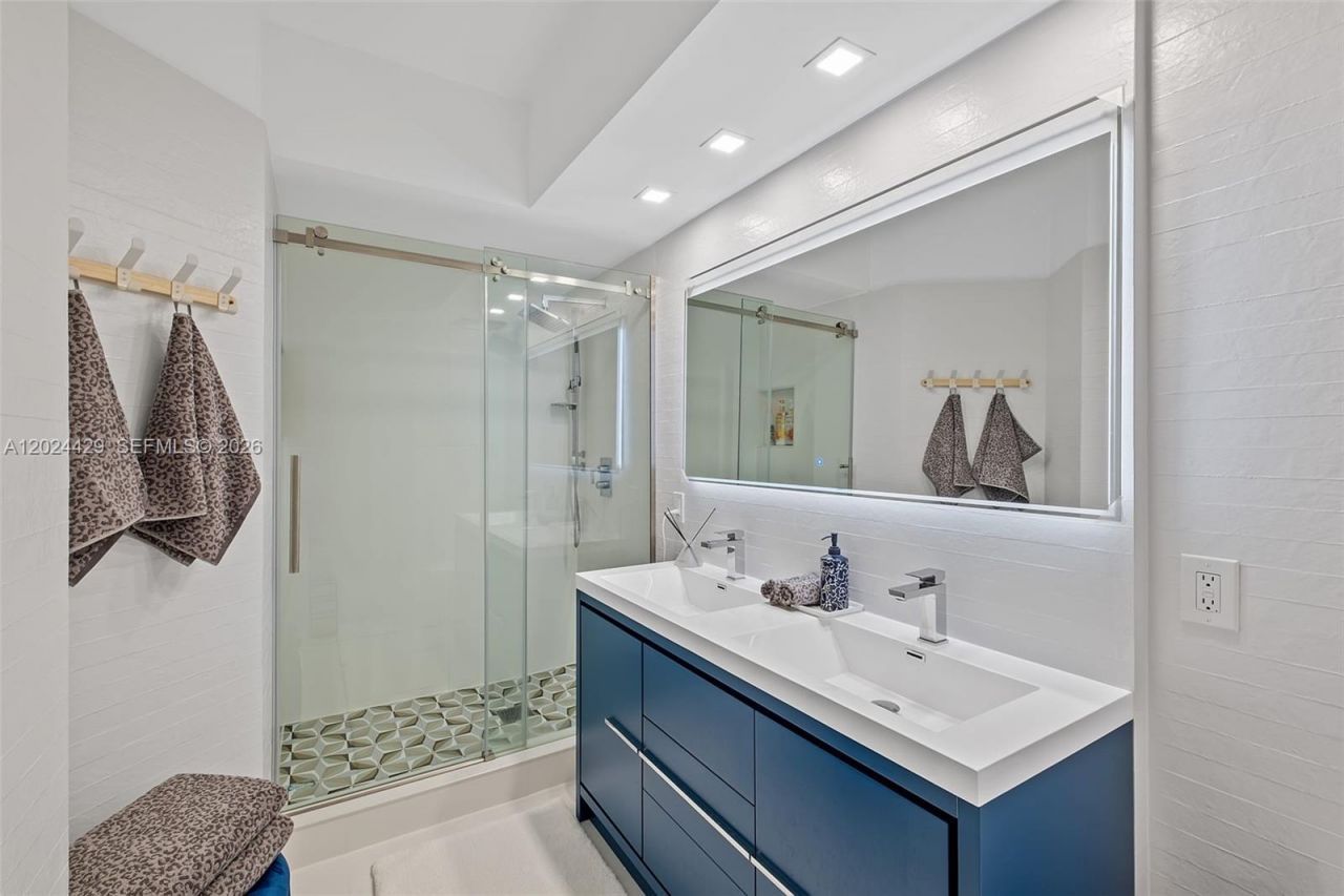 17145 N Bay Rd , Unit 4204, Sunny Isles Beach, FL 33160 Photo