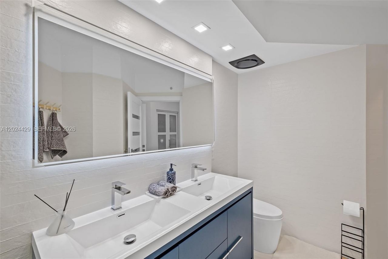 17145 N Bay Rd , Unit 4204, Sunny Isles Beach, FL 33160 Photo