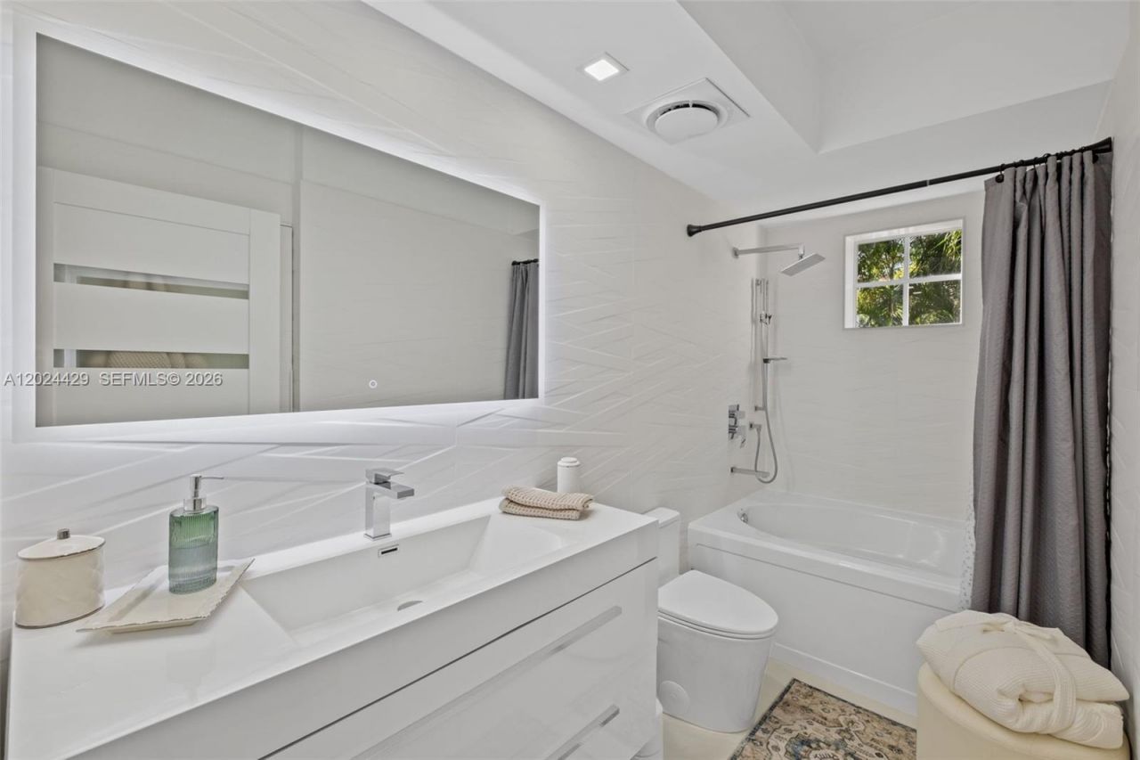 17145 N Bay Rd , Unit 4204, Sunny Isles Beach, FL 33160 Photo