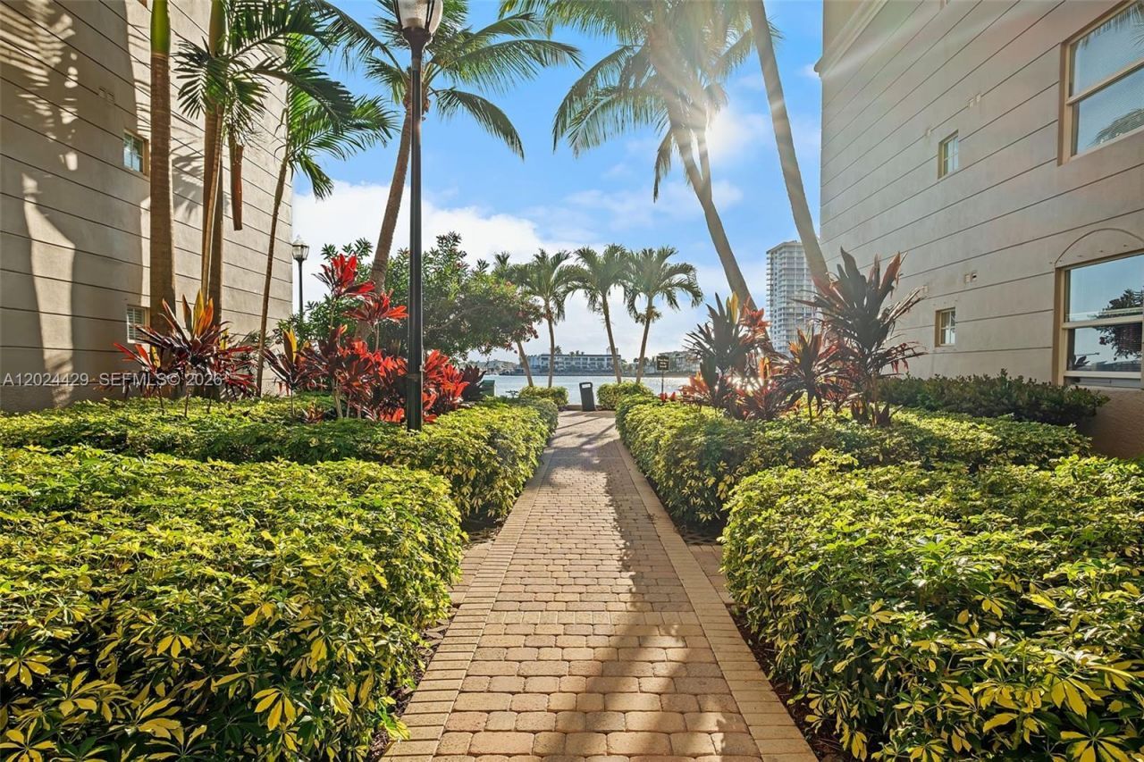 17145 N Bay Rd , Unit 4204, Sunny Isles Beach, FL 33160 Photo