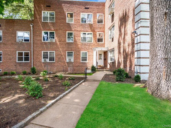 1 Edwards Street , Unit 2D, Roslyn Heights, NY 11577