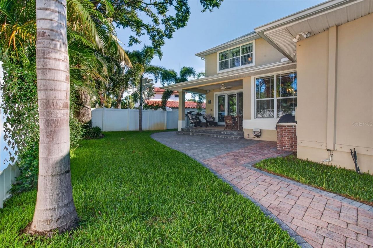 1298 Seville Lane Ne, Saint Petersburg, FL 33704 Photo