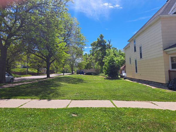 696 Sims Avenue , Saint Paul, MN 55106