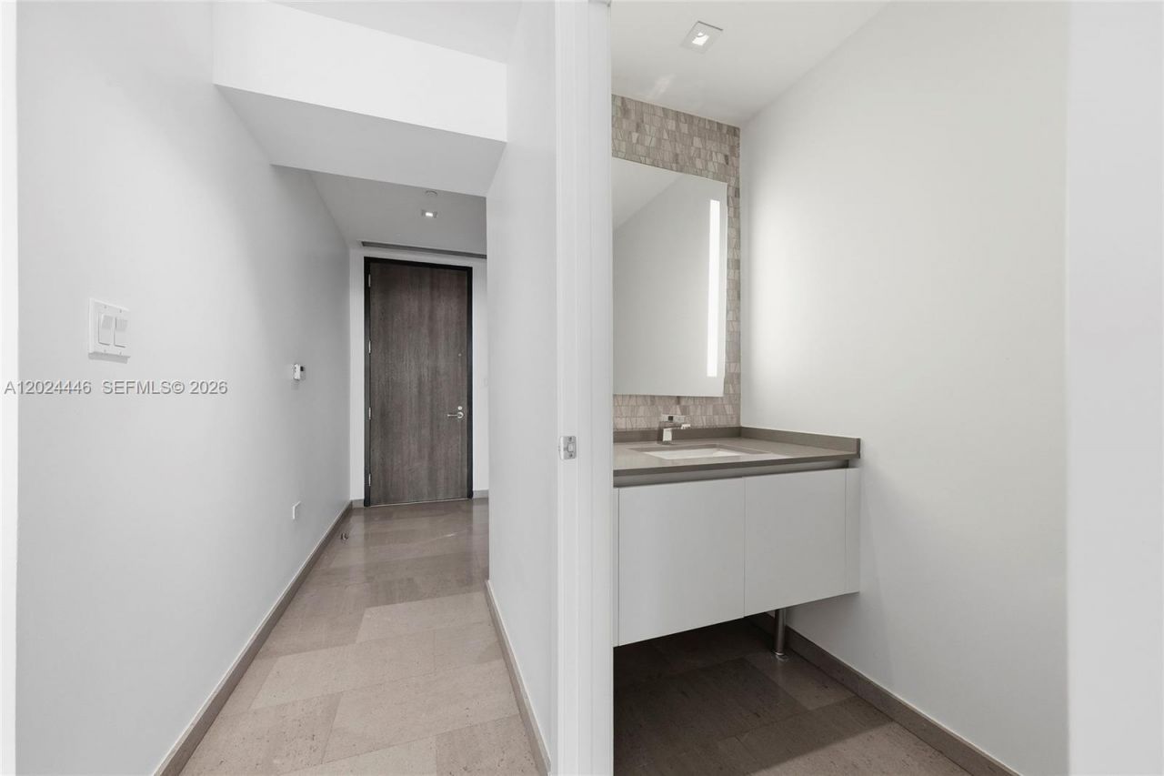 88 SW 7th St , Unit 2008, Miami, FL 33130 Photo