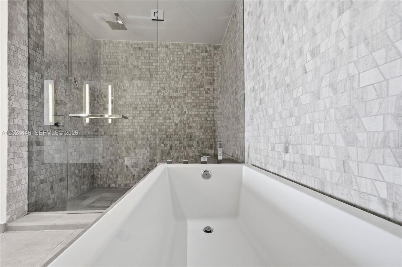 88 SW 7th St , Unit 2008, Miami, FL 33130 Photo