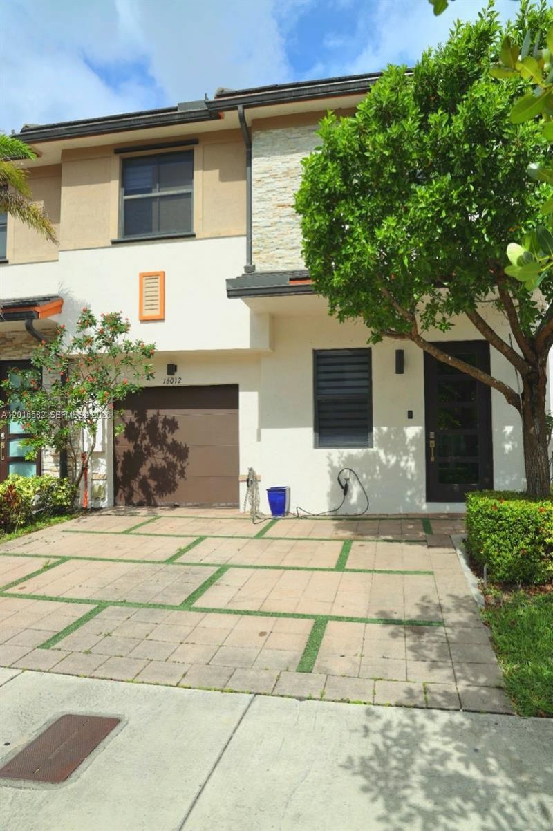 16012 NW 91st Ct, Miami Lakes, FL 33018 Photo