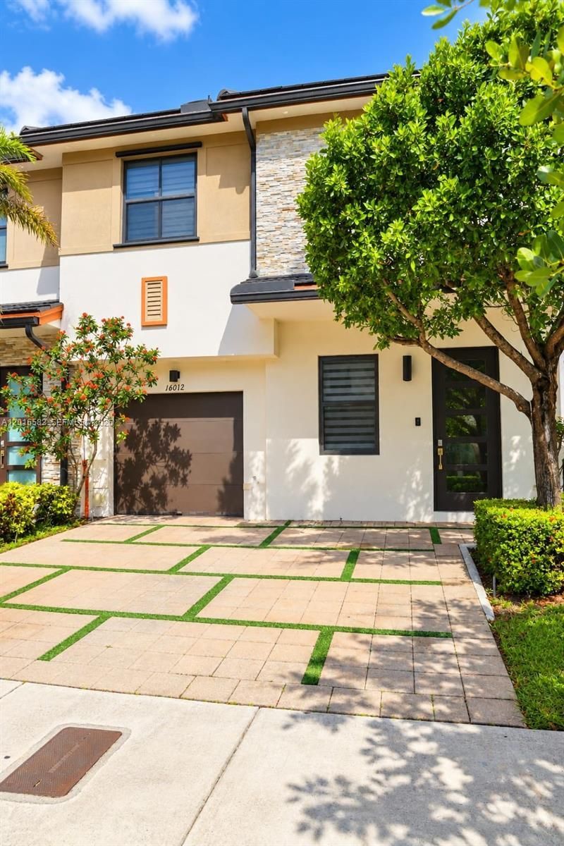 16012 NW 91st Ct, Miami Lakes, FL 33018 Photo