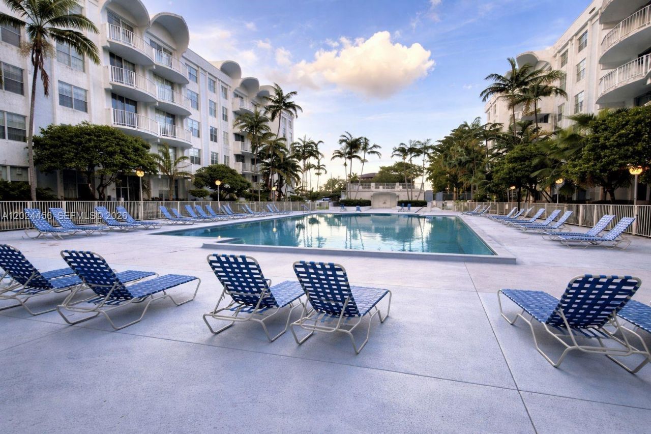 484 NW 165th St Rd , Unit A-111, Miami, FL 33169 Photo