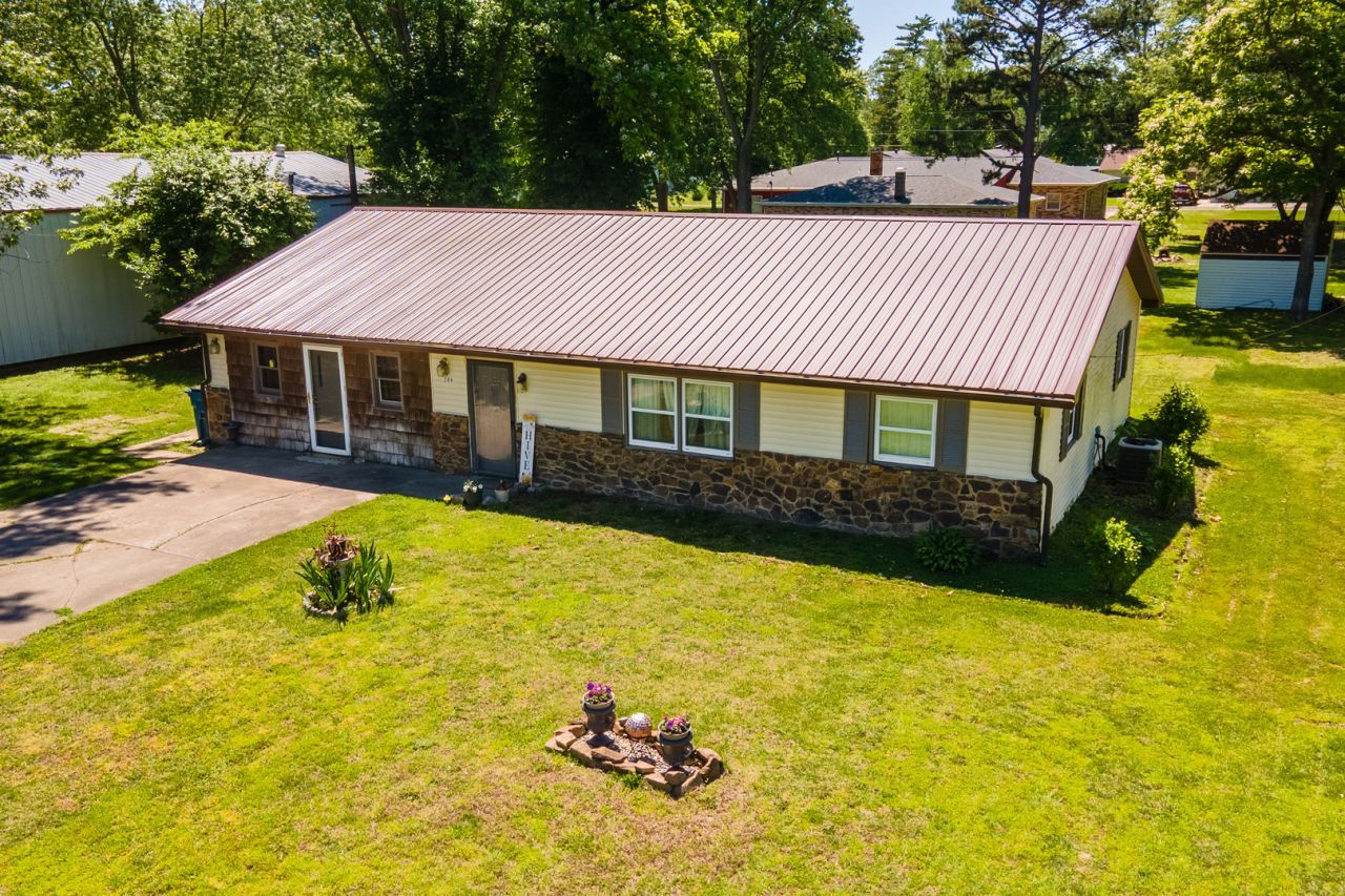 209 N West Street , Elkville, IL 62932