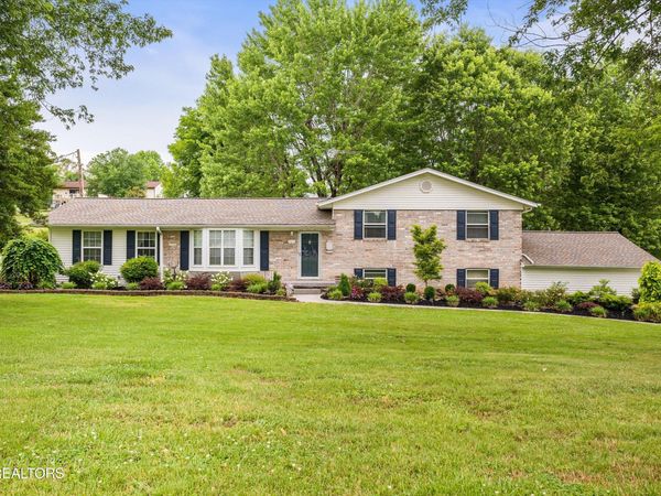 905 N East End Rd, Strawberry Plains, TN 37871