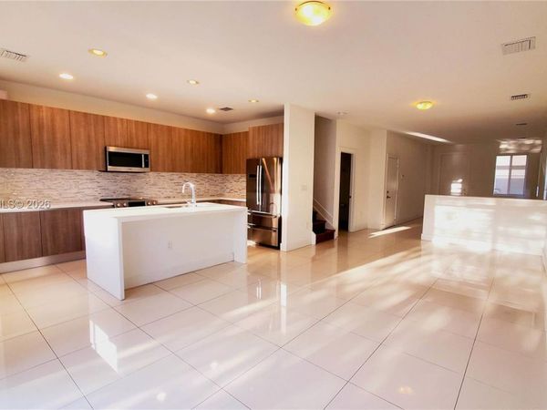 7210 NW 103rd Path , Doral, FL 33178