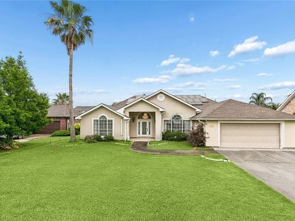 1117 LAKE LOUISE Drive , Gretna, LA 70056
