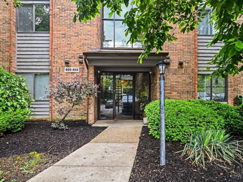 1544 W Galbraith Road, Unit 402, Cincinnati, OH 45231 Photo 1