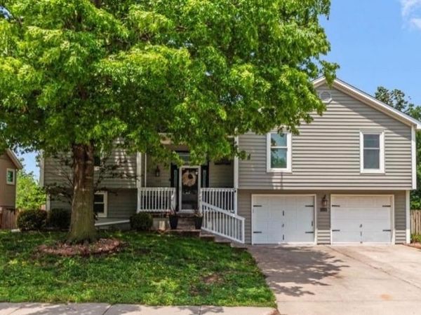1004 SE 10th Street, Lee's Summit, MO 64081