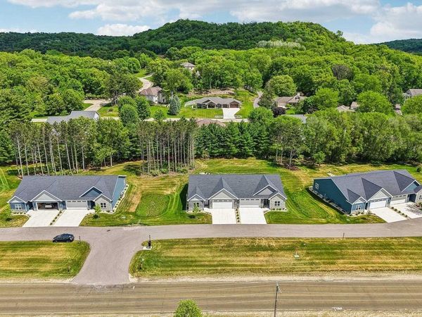 N842 Golf Road, Unit 4, Prairie Du Sac, WI 53578