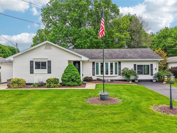 2472 Willowhurst Cir, New Castle, PA 16101