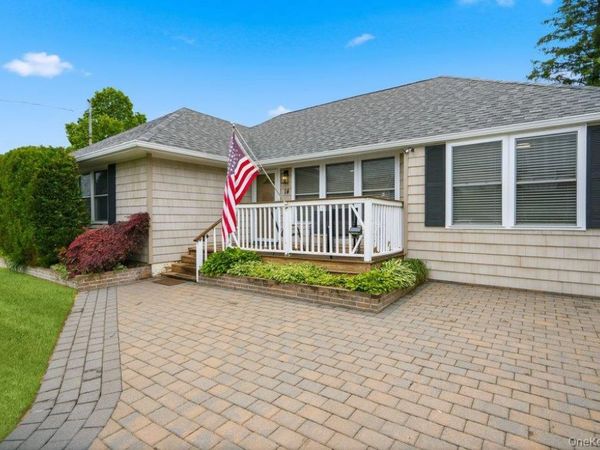14 Kenneth Lane, North Babylon, NY 11703