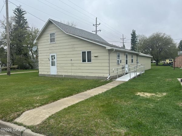 206 W FELTON Avenue , McVille, ND 58254