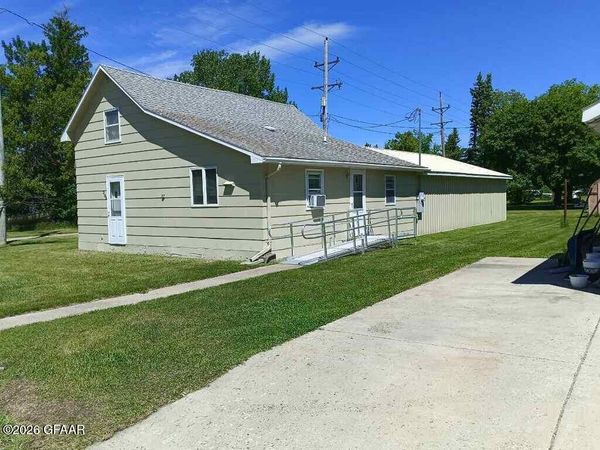 206 W FELTON Avenue, McVille, ND 58254