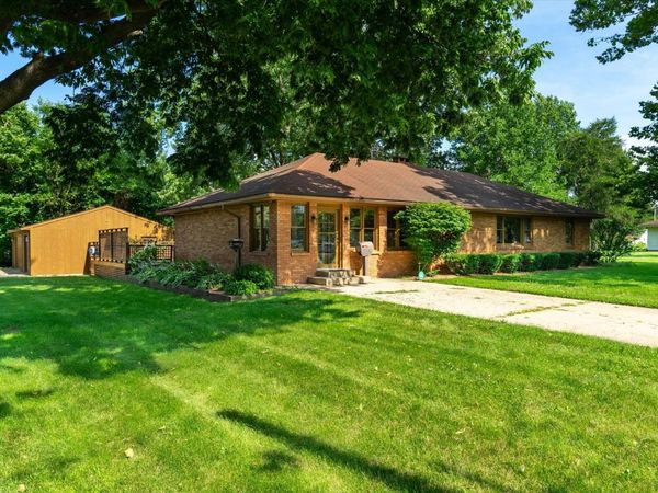 1048 Warren Street, Henry, IL 61537