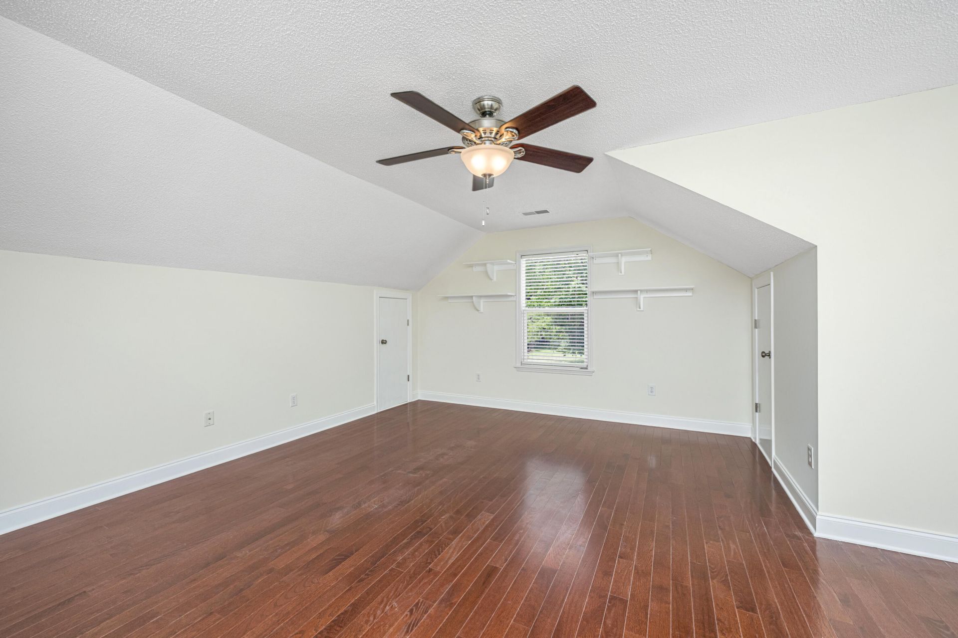 253 Gullane Drive Photo 7