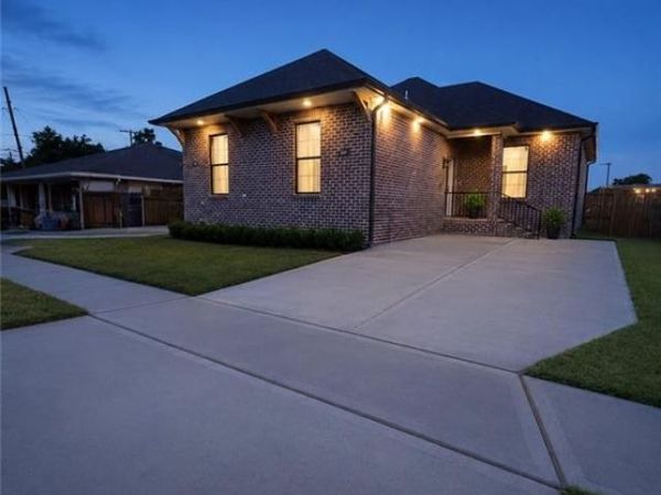 310 LYNX Drive , Arabi, LA 70032