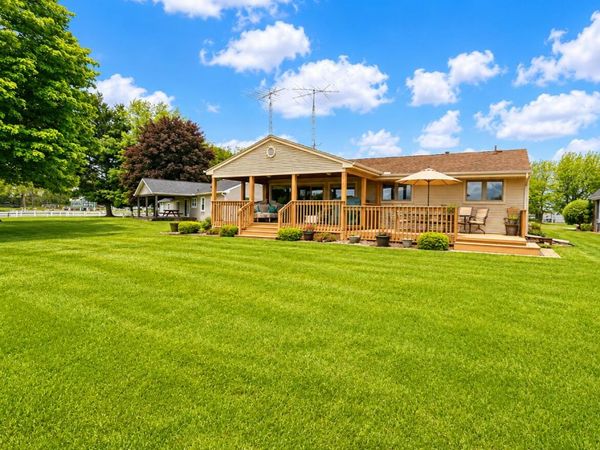 173 S Grand Pointe Drive, Brooklyn, MI 49230