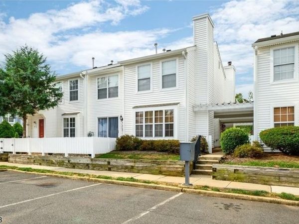 90 Almond Dr, Franklin, NJ 08873