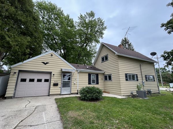 637 W Main Street , Genoa, IL 60135