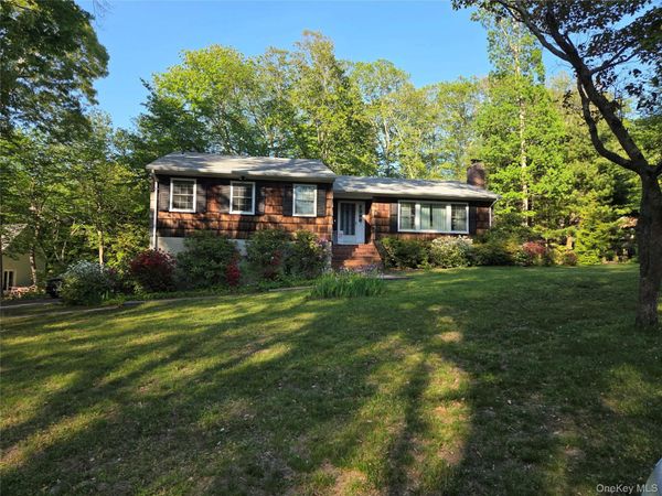 13 Linda Lane E, Riverhead, NY 11901