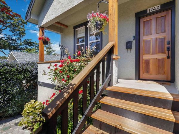 1742 Albert Ave , Victoria, BC V8R 1Z1