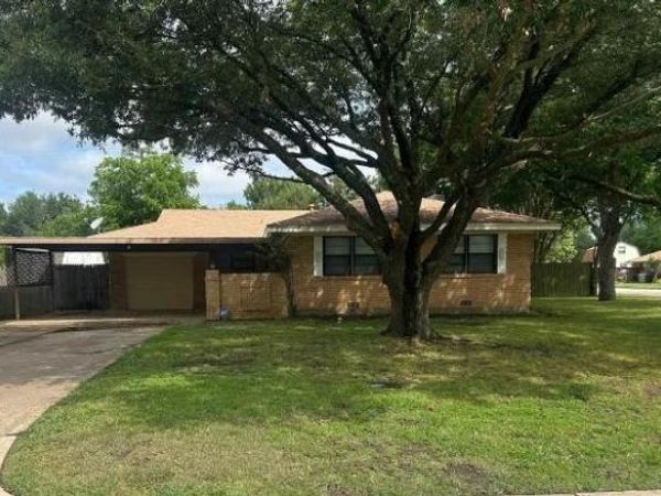 221 Leighton Drive , Terrell, TX 75160