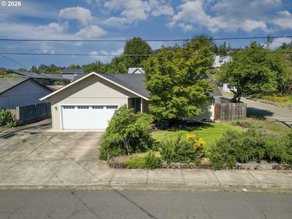 1528 NW GROVE ST, Roseburg, OR 97471