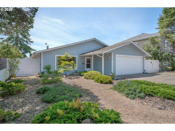 1142 9TH ST, Florence, OR 97439