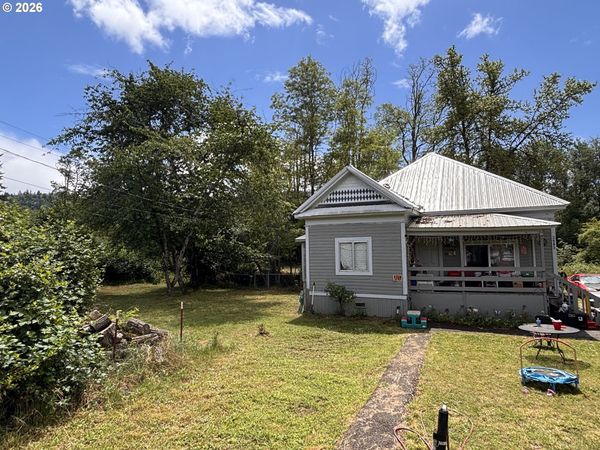 2583 NE DOUGLAS AVE, Roseburg, OR 97470