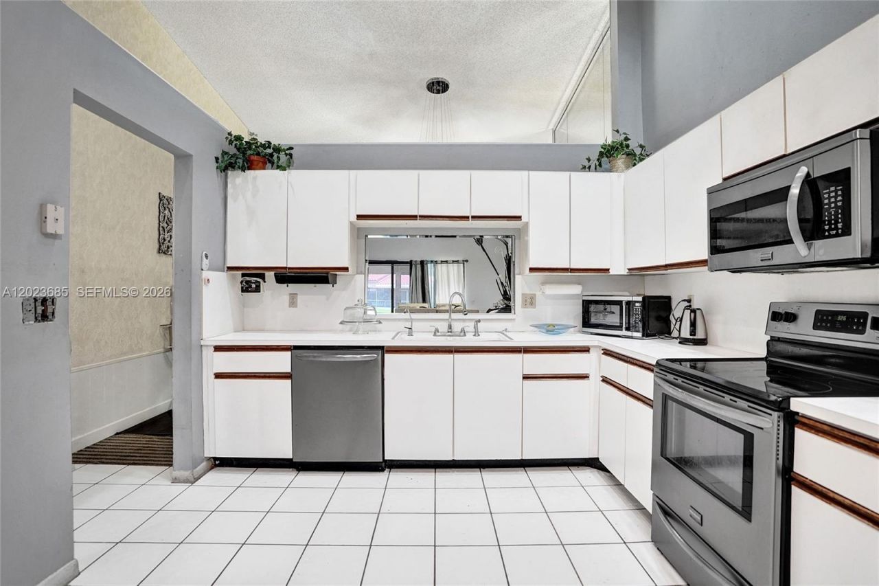 3273 W Inverrary Blvd W, Lauderhill, FL 33319 Photo
