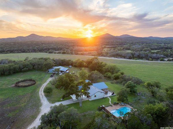 3273 PRIVILEGE CREEK RD, Pipe Creek, TX 78063