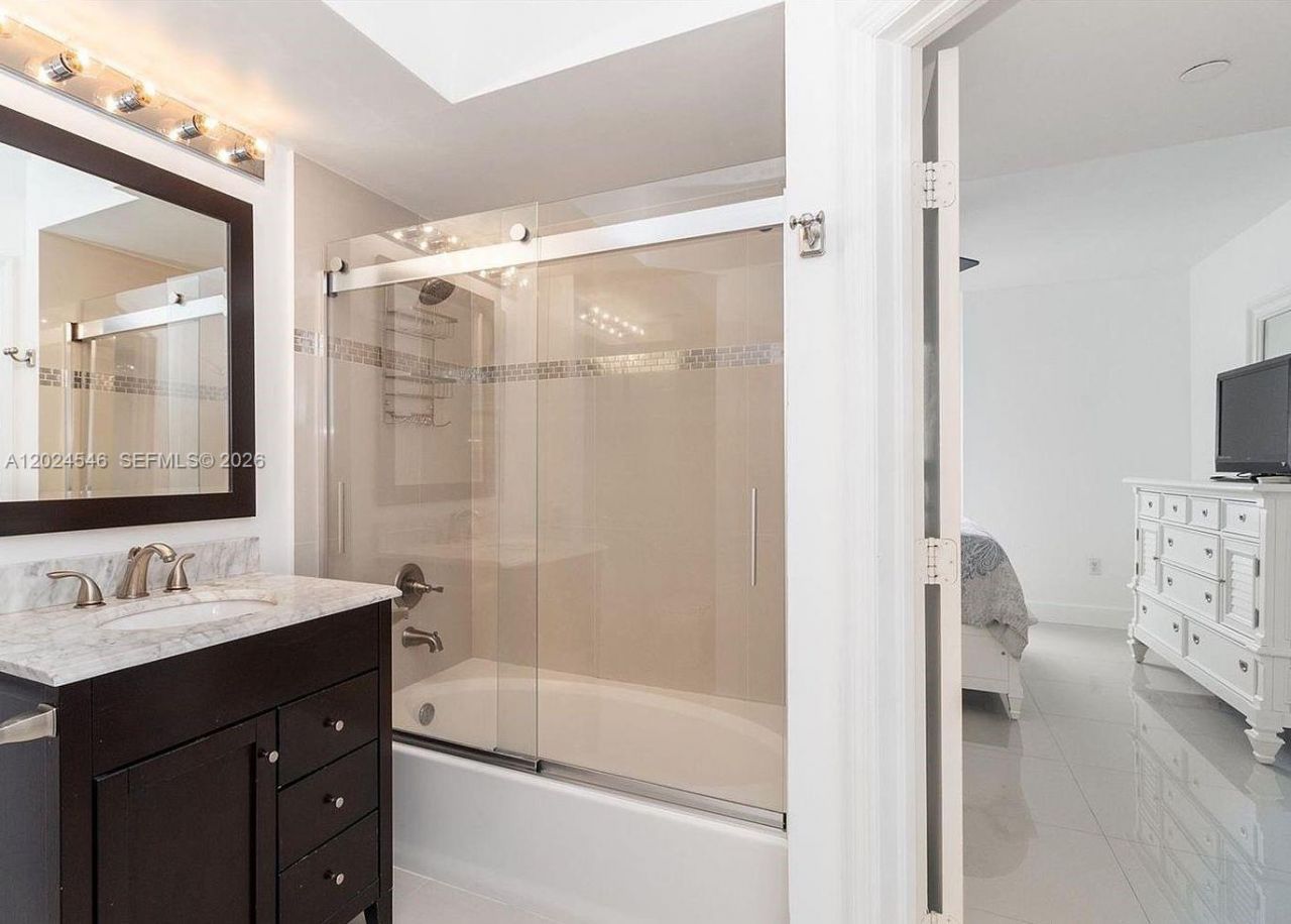 1330 West Ave, Unit 2105, Miami Beach, FL 33139 Photo