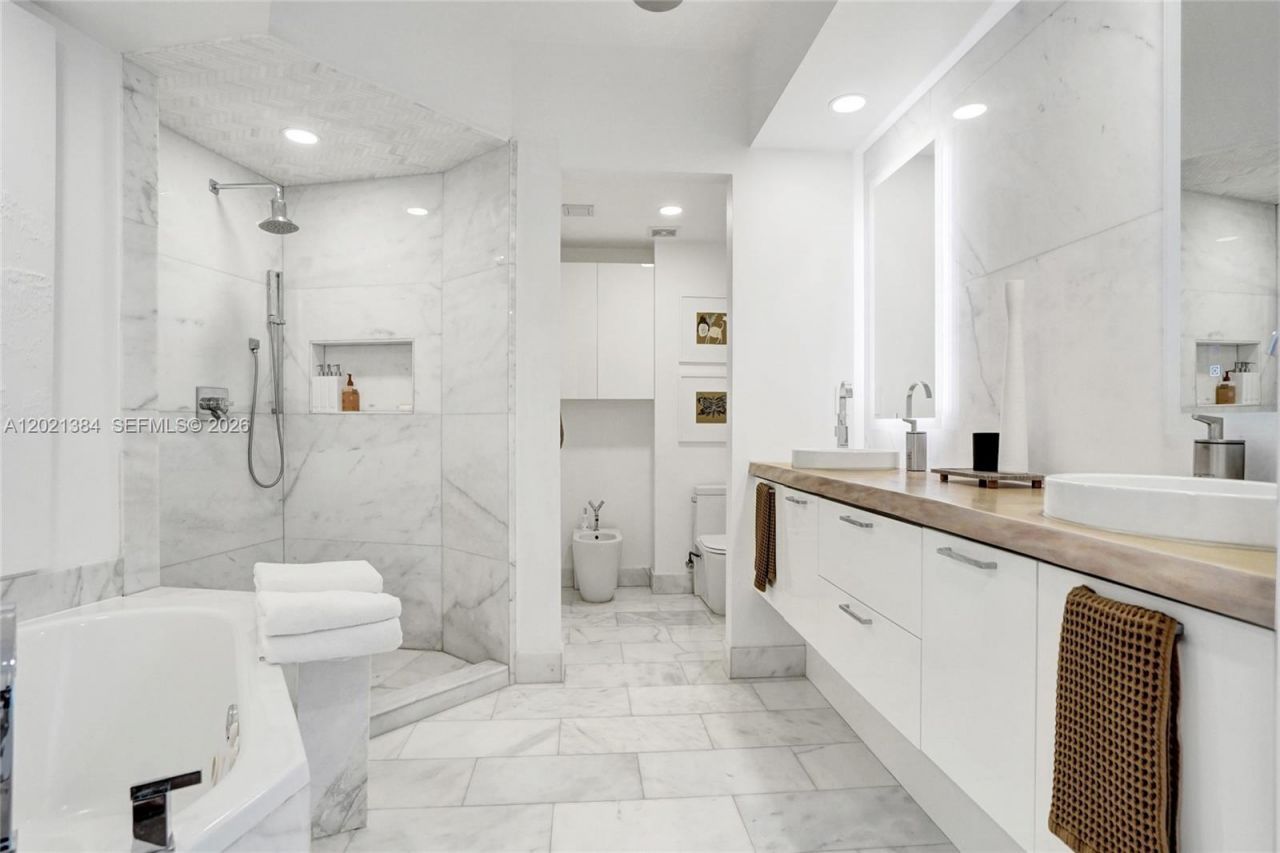 400 Alton Rd , Unit PH11, Miami Beach, FL 33139 Photo