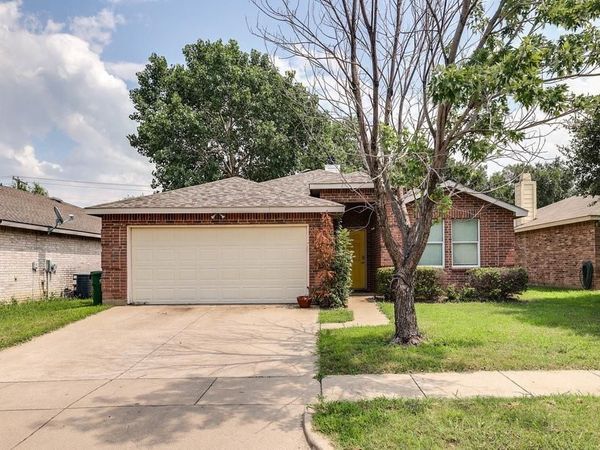 638 Silvertop Road , Arlington, TX 76002