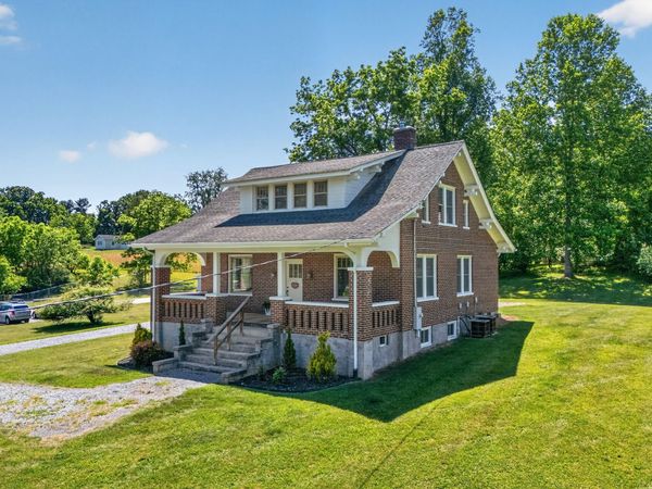 132 Christiansburg NE, Floyd, VA 24091